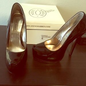 Steve Madden Black Pumps (patent)